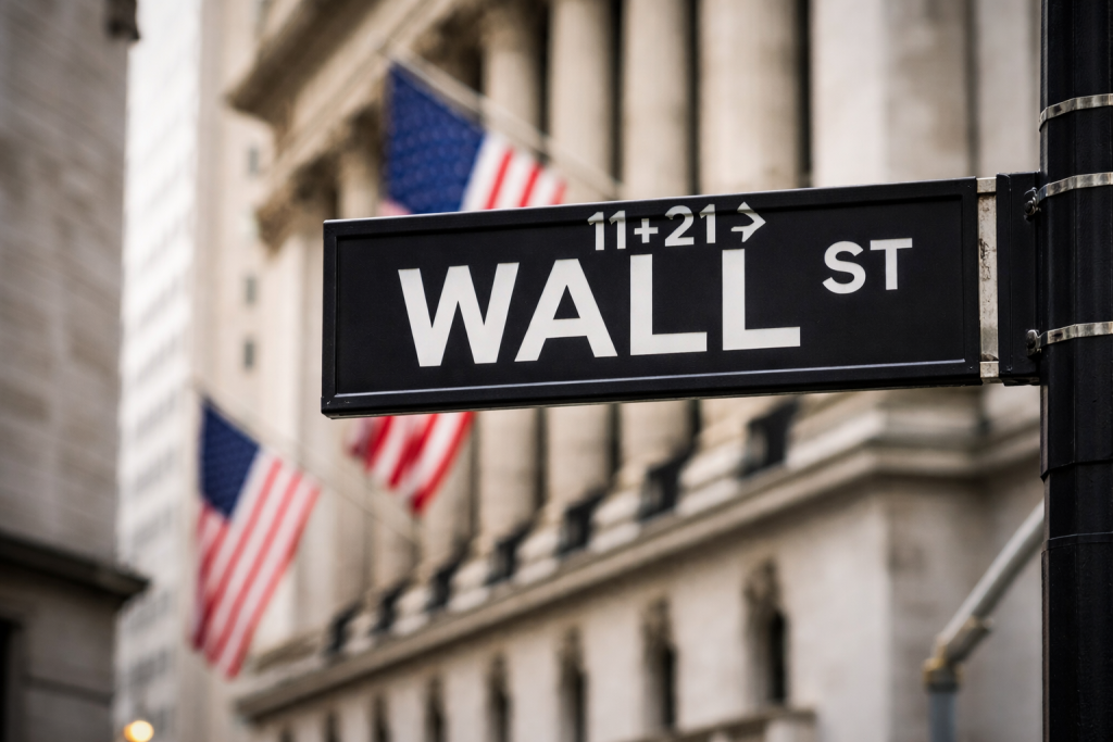 Dow rises 314 points as earnings offset oil, inflation worries