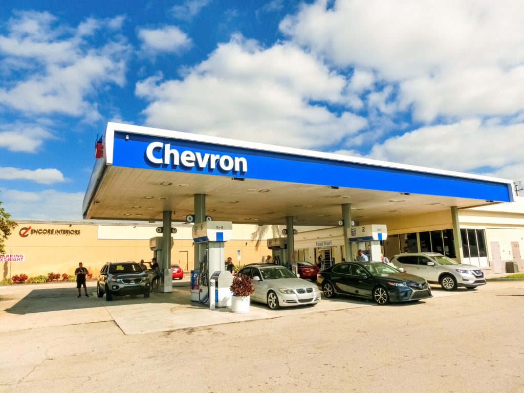 Chevron Q1 beats EPS estimates, shares slip 1% on profit weakness